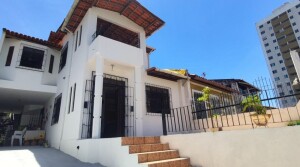 Castro Neves – Casa com 3/4 com varanda, suíte, Gabinete, Quintal + 4 Vagas